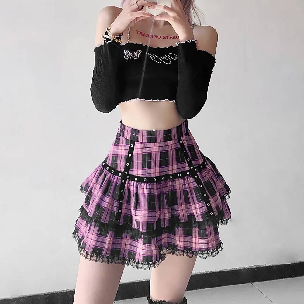 Mini jupe écossaise à volants et dentelle rose et noir avec ceinture à œillets, vue de face en pied