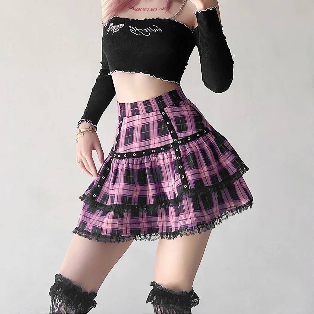 Mini jupe écossaise à volants et dentelle rose et noir avec motif tartan, vue de face sur mannequin, style urbain et moderne