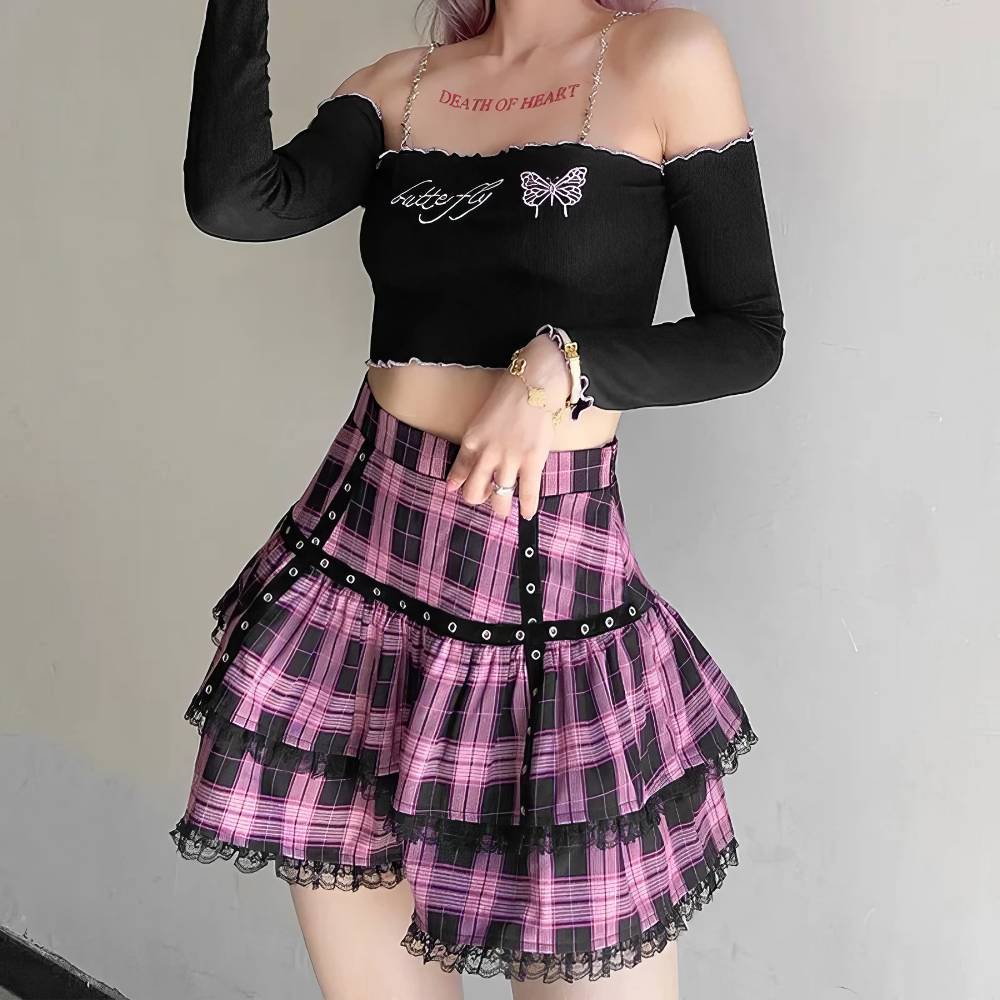 Mini jupe écossaise à volants en tartan rose et noir avec dentelle noire en bas