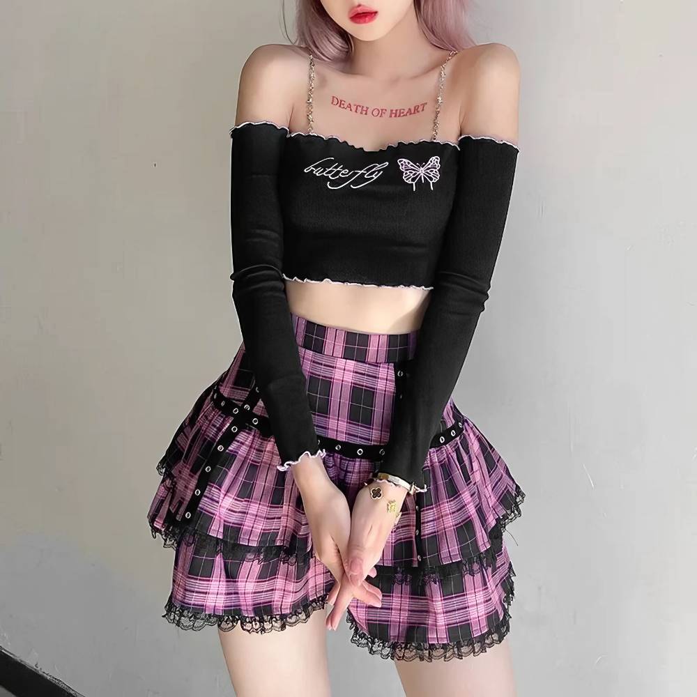 Mini jupe écossaise à volants en tartan rose et noir avec dentelle noire, vue de face portée avec un haut noir à manches longues
