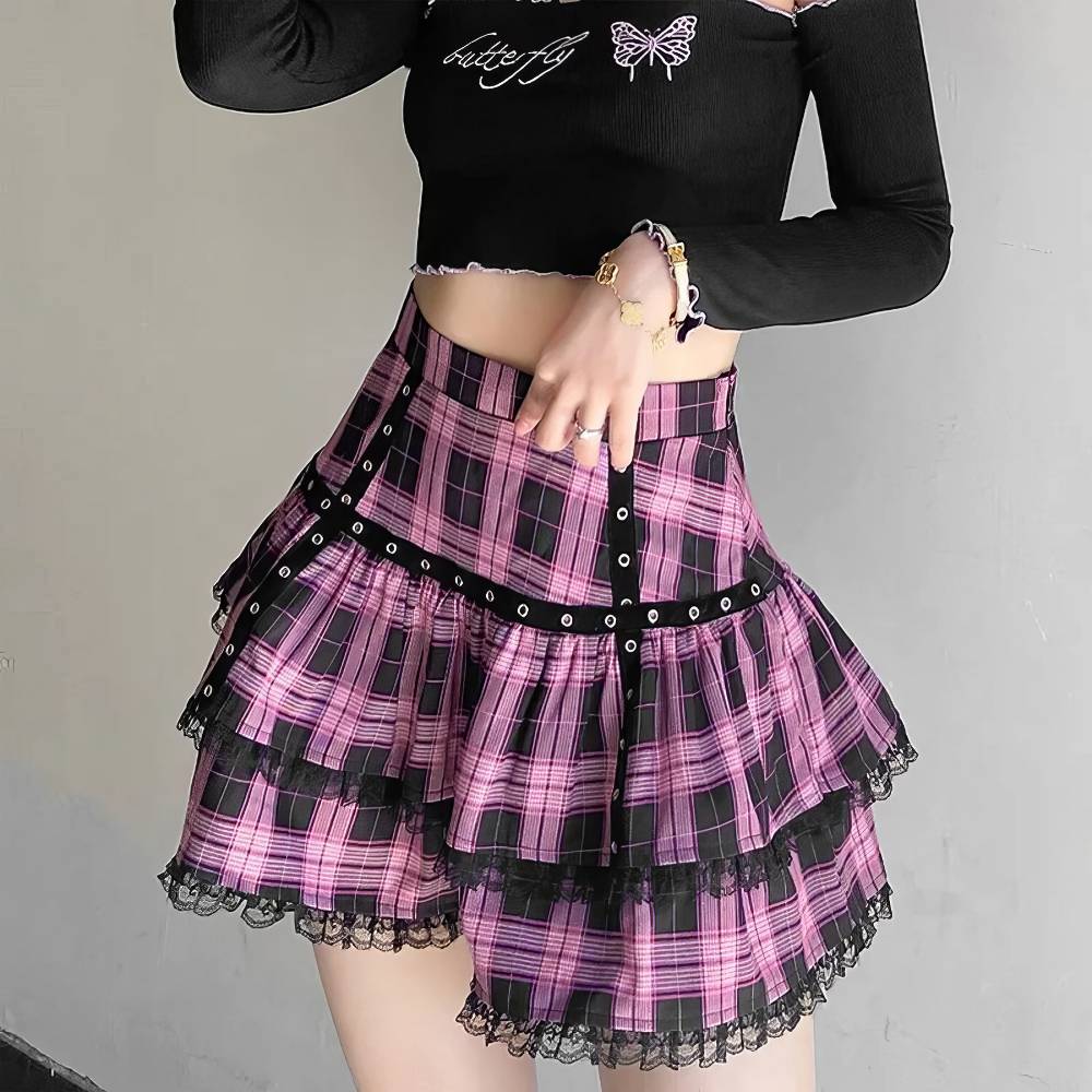 Mini jupe écossaise à volants en tartan rose et noir avec dentelle noire en bordure, vue de face sur mannequin