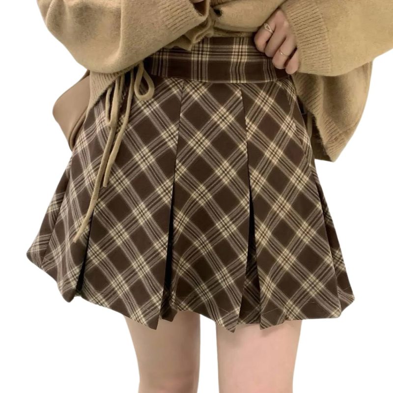 Mini jupe plissée en tartan écossais marron et beige avec motif à carreaux, portée taille haute