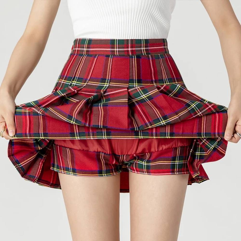 Mini jupe tartan plissée rouge et vert montrant la doublure et la coupe évasée