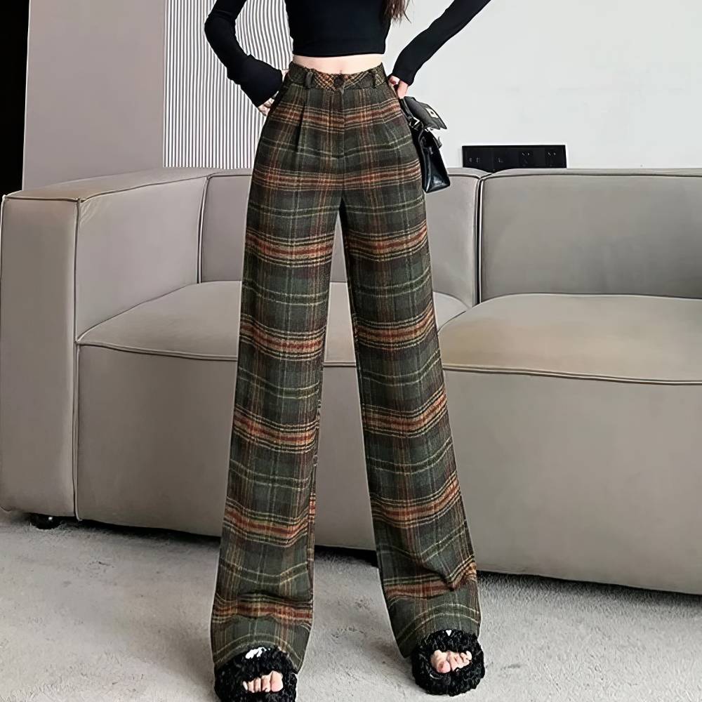 Pantalon ample femme en tissu écossais vert, rouge et marron avec motif tartan, coupe taille haute et jambes larges