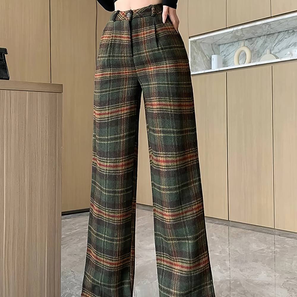 Pantalon ample femme en tissu écossais vert, rouge et marron avec motif tartan, vue avant en pied