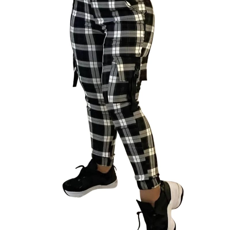 Pantalon cargo écossais à carreaux noir et blanc avec poches latérales et coupe ajustée