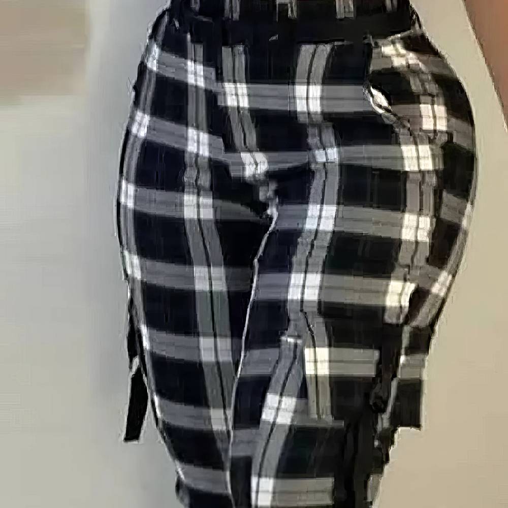 Pantalon cargo écossais à carreaux noir et blanc avec poches latérales et ceinture