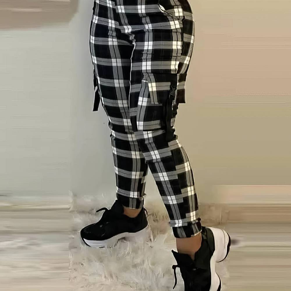 Pantalon cargo écossais à carreaux noir et blanc avec poches latérales, vue de profil sur jambe droite