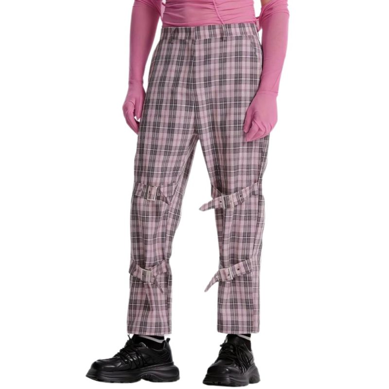 Pantalon cargo écossais à sangles rose et noir avec motif tartan, coupe droite et poches latérales, porté avec des chaussures noires