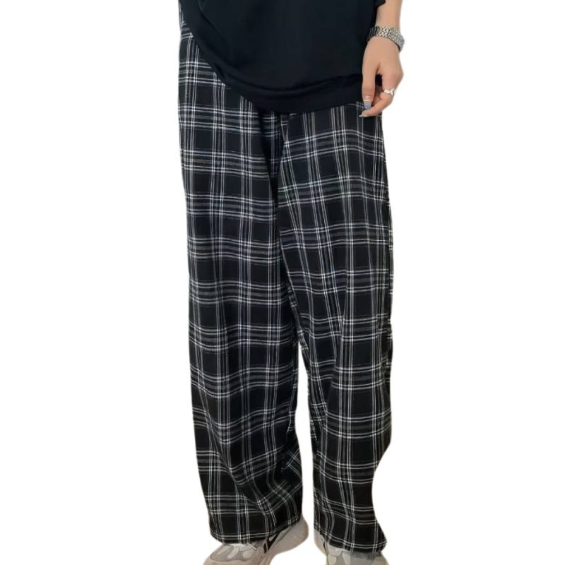 Pantalon écossais à carreaux noir et blanc en tissu léger porté de face sur fond blanc