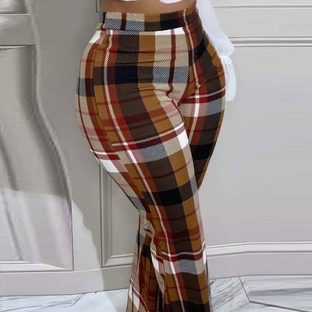 Pantalon évasé à carreaux écossais orange et marron porté de profil, mettant en valeur la coupe ajustée à la taille et le motif tartan classique
