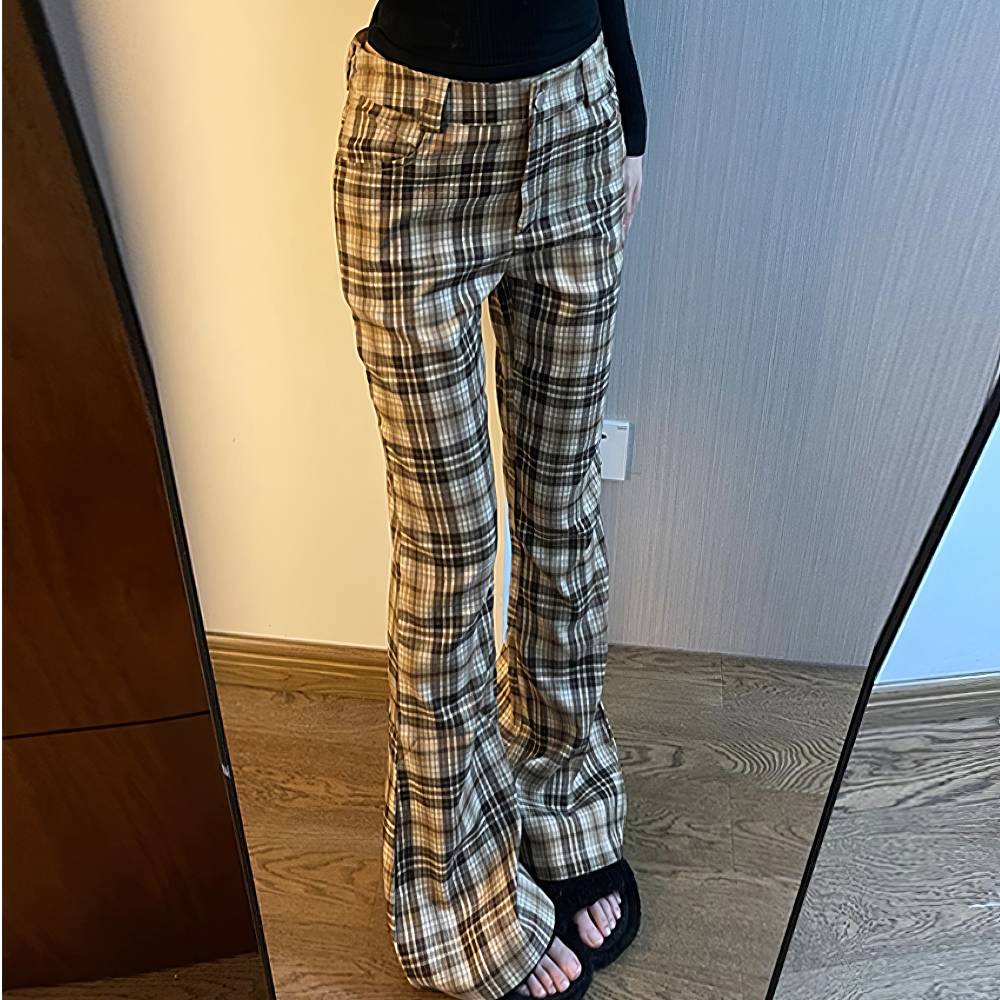 Pantalon écossais femme à carreaux beige et marron, coupe droite avec légère évasée, porté avec sandales noires