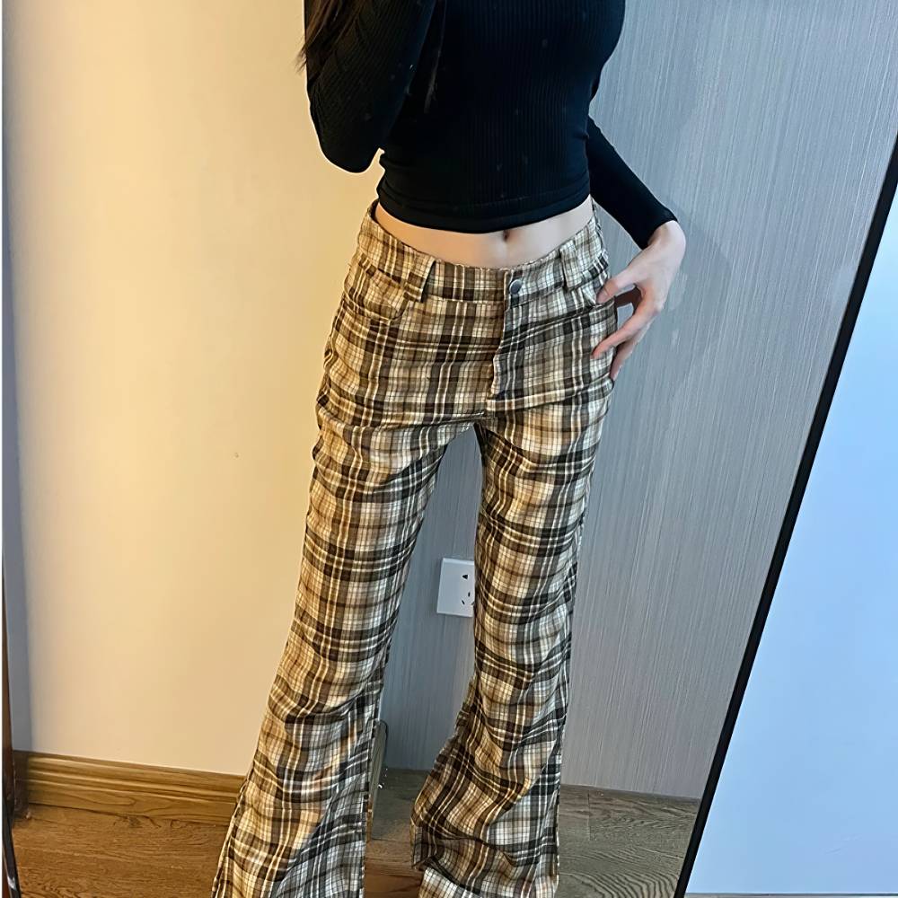 Pantalon écossais femme à carreaux beige et marron en tissu léger, coupe flare, vue de face en pied