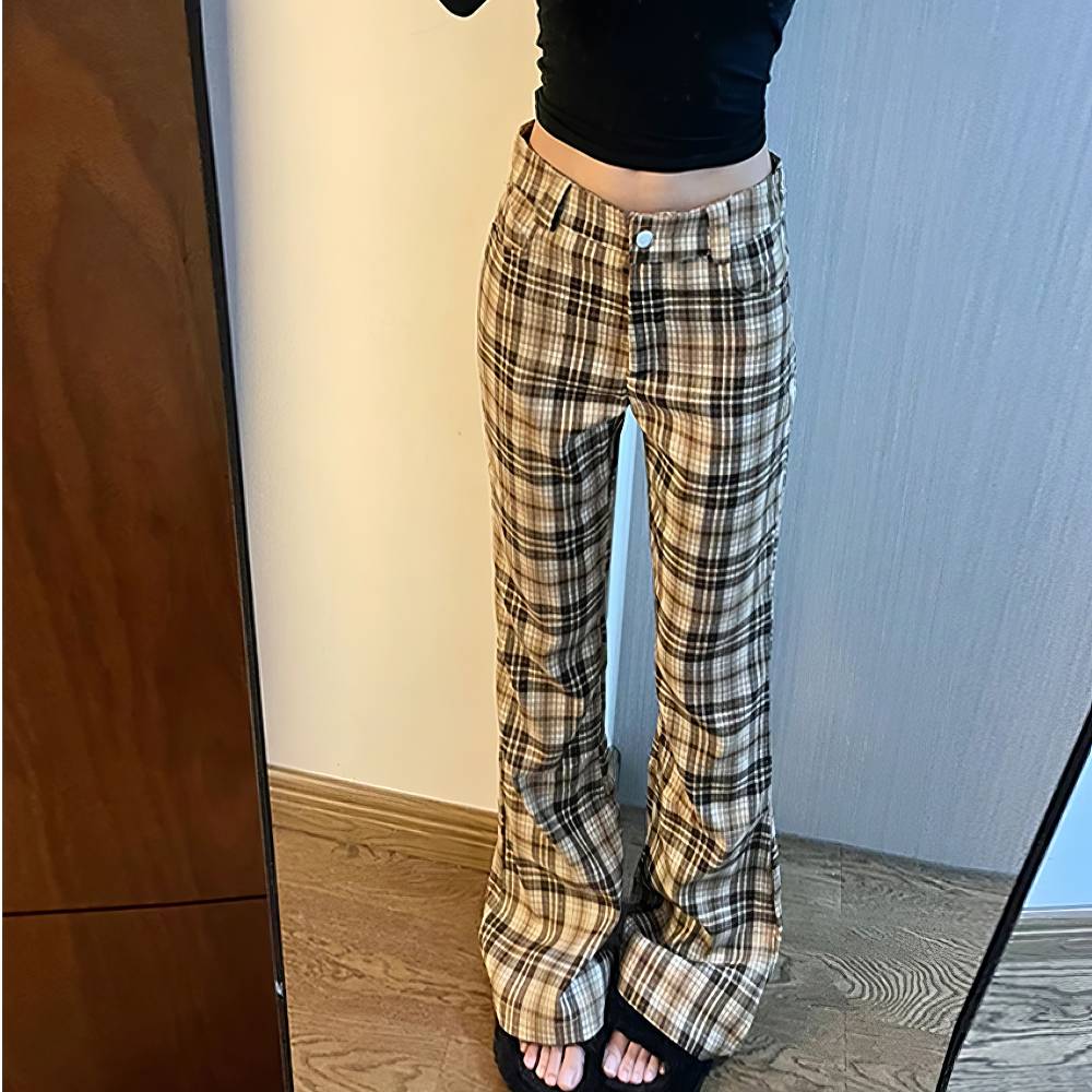 Pantalon écossais femme à carreaux beige et marron en tissu léger, coupe droite avec jambes larges, porté de face