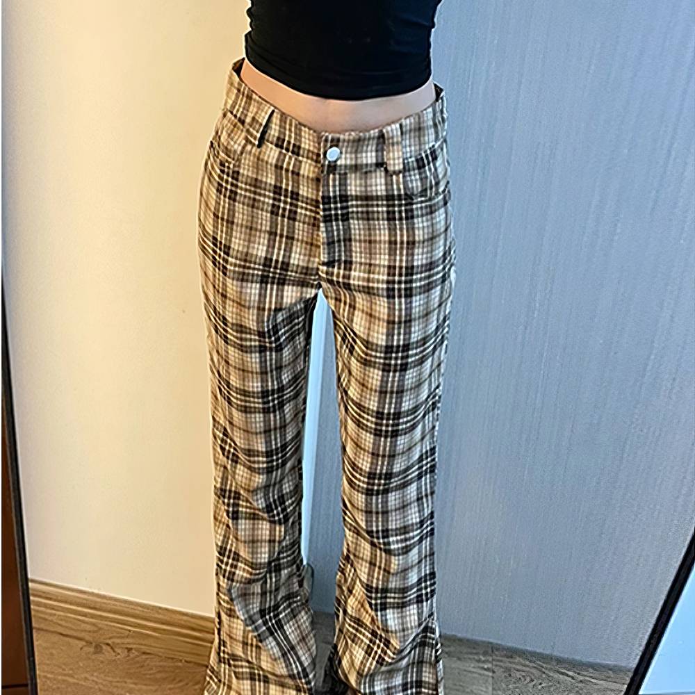 Pantalon écossais femme à carreaux beige et marron en tissu à motif tartan, vue de face sur mannequin, coupe droite et taille haute avec bouton visible