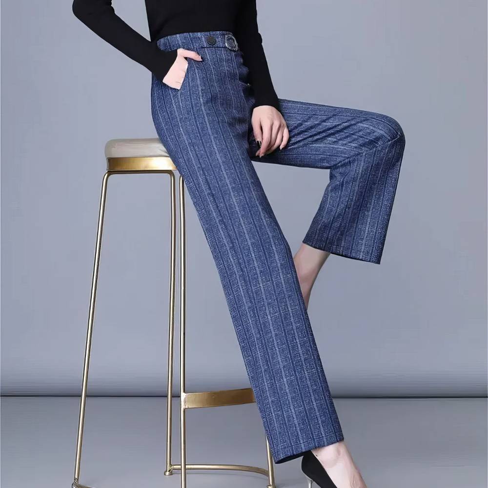 Pantalon femme professionnel bleu à rayures verticales blanches, coupe droite, porté assis sur un tabouret doré