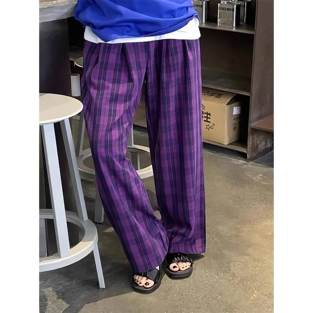 Pantalon écossais femme violet et noir en tissu à motif tartan, coupe large et fluide, porté avec sandales noires