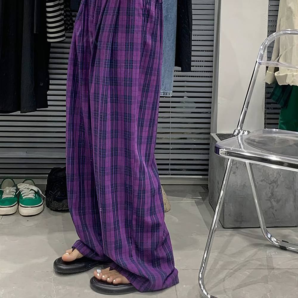 Pantalon écossais femme violet et noir en tissu tartan, vue latérale du bas du pantalon ample avec motif à carreaux