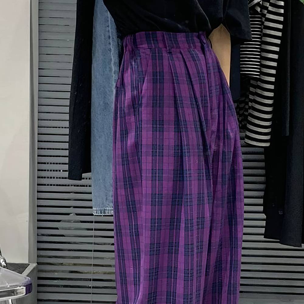 Pantalon écossais femme violet et noir en tissu à motif tartan, vue de profil montrant la coupe droite et la taille haute