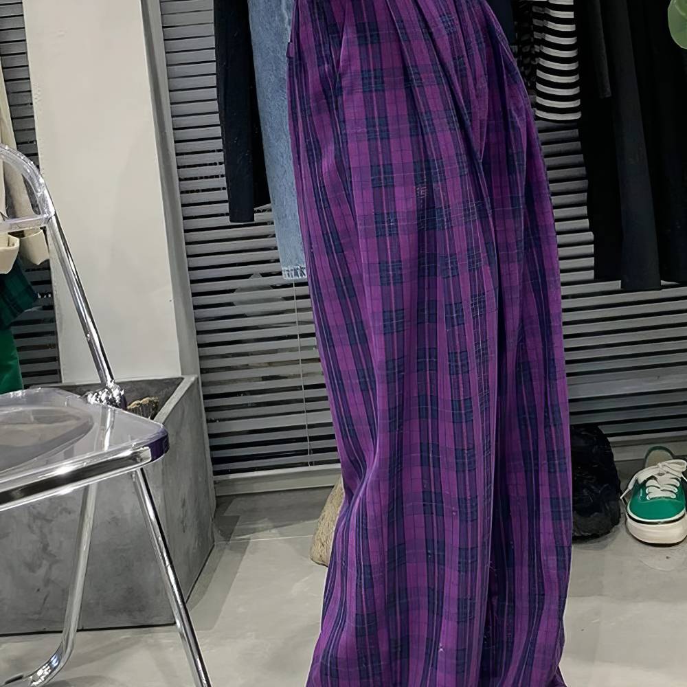 Pantalon écossais femme violet et noir en tissu tartan, vue de profil montrant la coupe ample et la longueur au sol