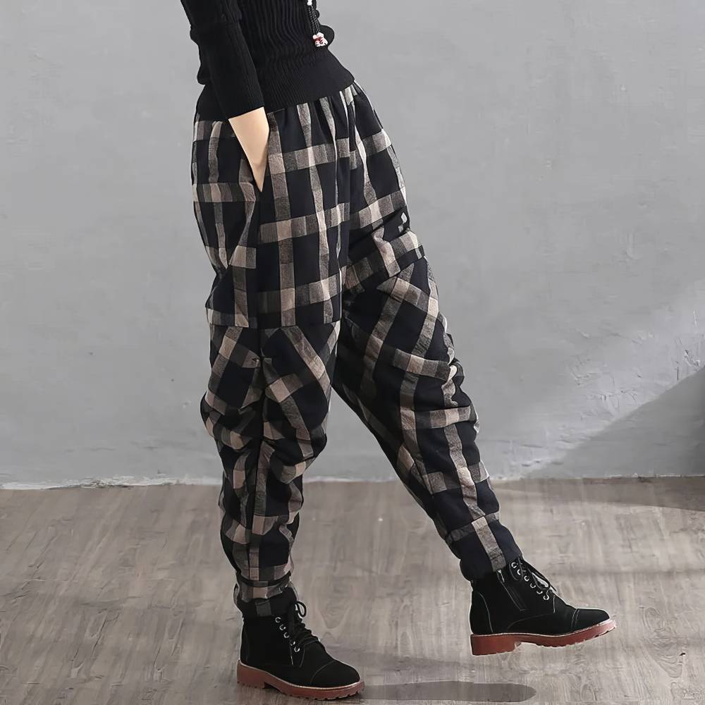 Pantalon harem femme noir et beige motif écossais tartan en tissu léger avec poches latérales