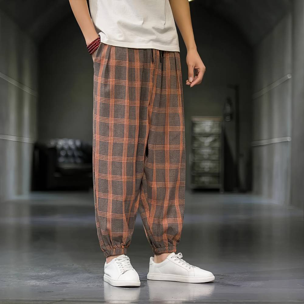 Pantalon écossais homme large marron et orange avec motif tartan, coupe ample resserrée aux chevilles