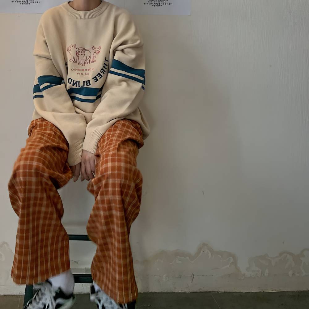 Pantalon écossais large femme orange et beige à carreaux, porté assis, style casual chic