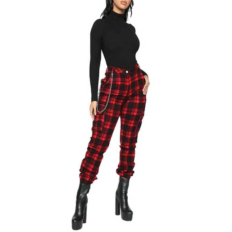 Pantalon écossais streetwear femme rouge et noir à motif tartan avec chaîne argentée, coupe ajustée et taille haute
