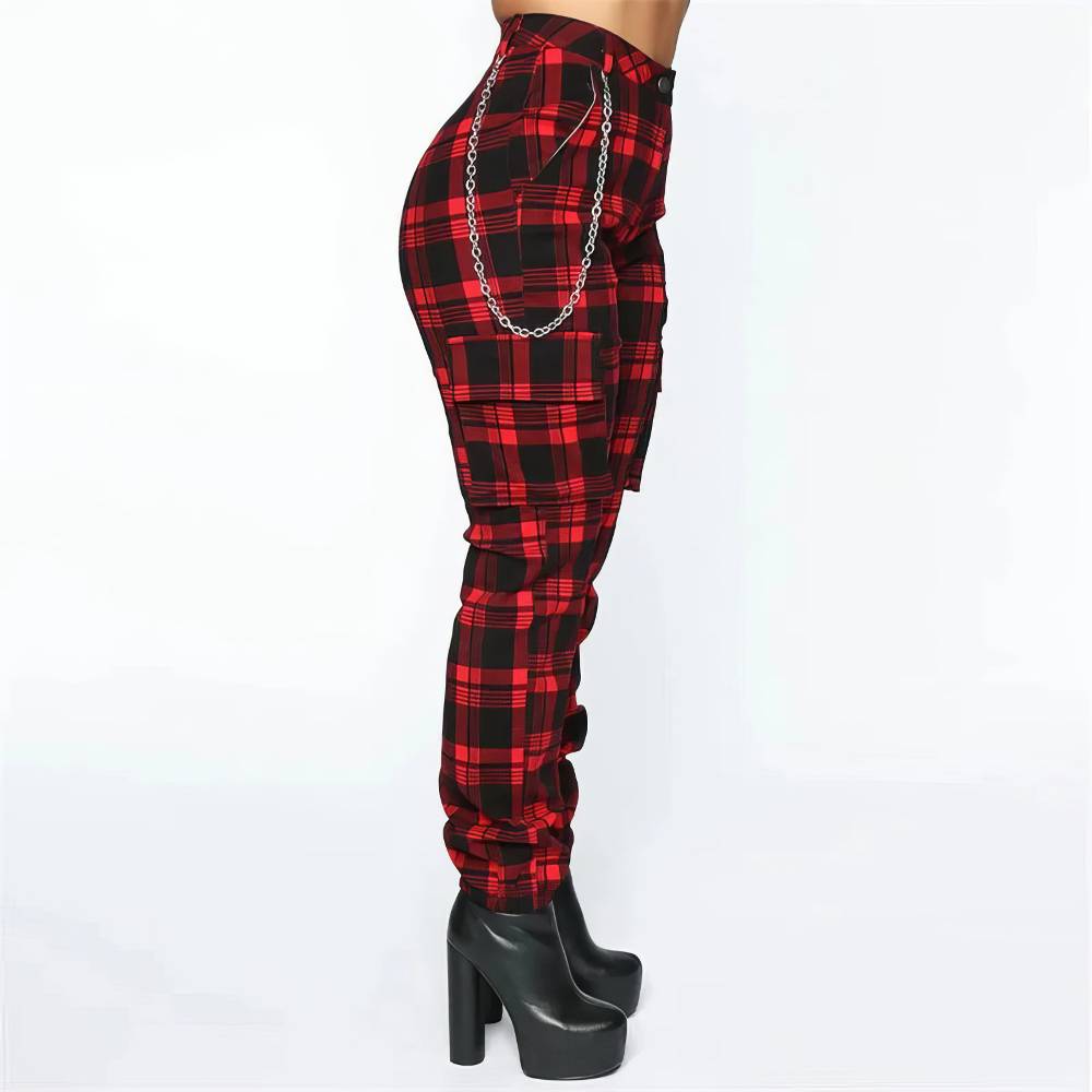 Pantalon écossais streetwear femme rouge et noir en tartan avec chaîne argentée, vue de profil