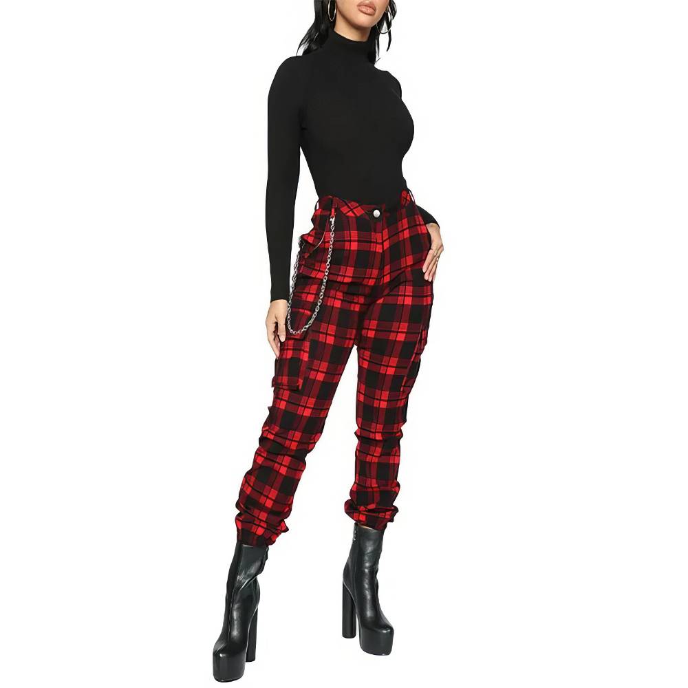 Pantalon écossais streetwear femme rouge et noir à motif tartan avec chaîne argentée, coupe ajustée et taille haute
