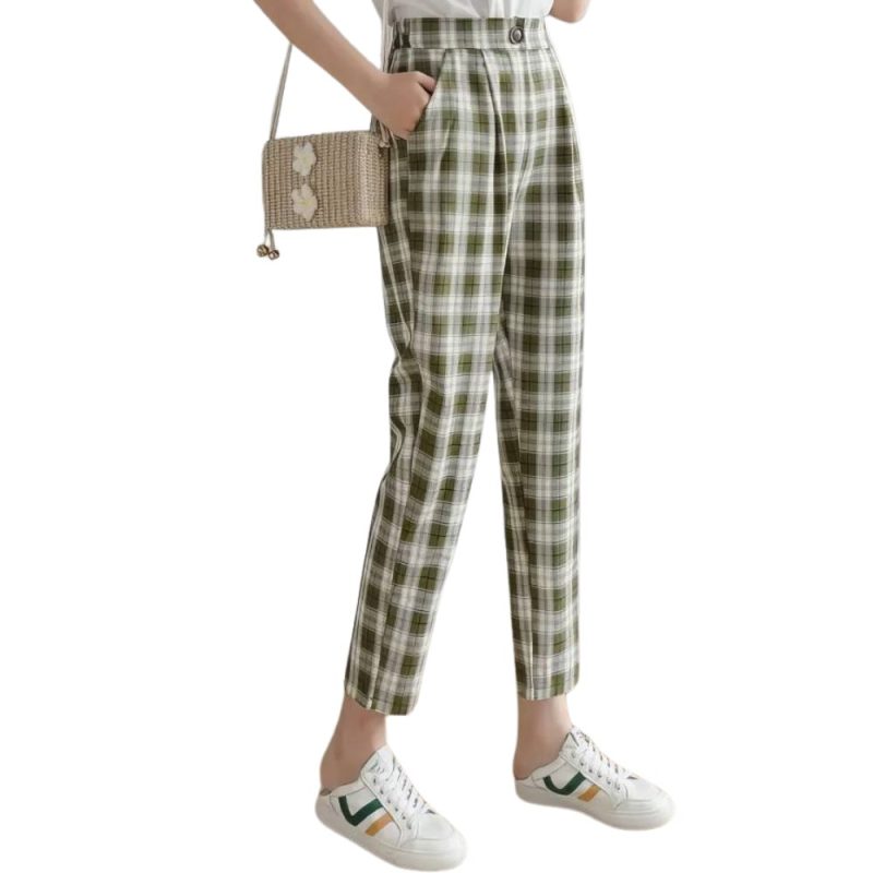 Pantalon écossais taille haute femme vert et blanc à carreaux, coupe droite avec poches latérales, porté avec baskets blanches