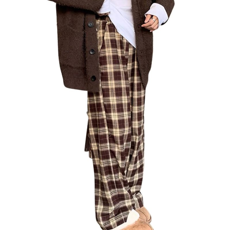 Pantalon pyjama femme en tissu écossais marron et beige avec motif tartan, coupe droite, porté avec un gilet marron