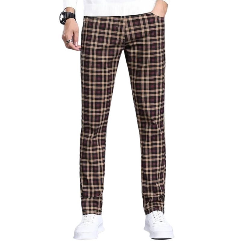 Pantalon slim homme à carreaux marron et beige motif écossais tartan, coupe ajustée, porté avec baskets blanches