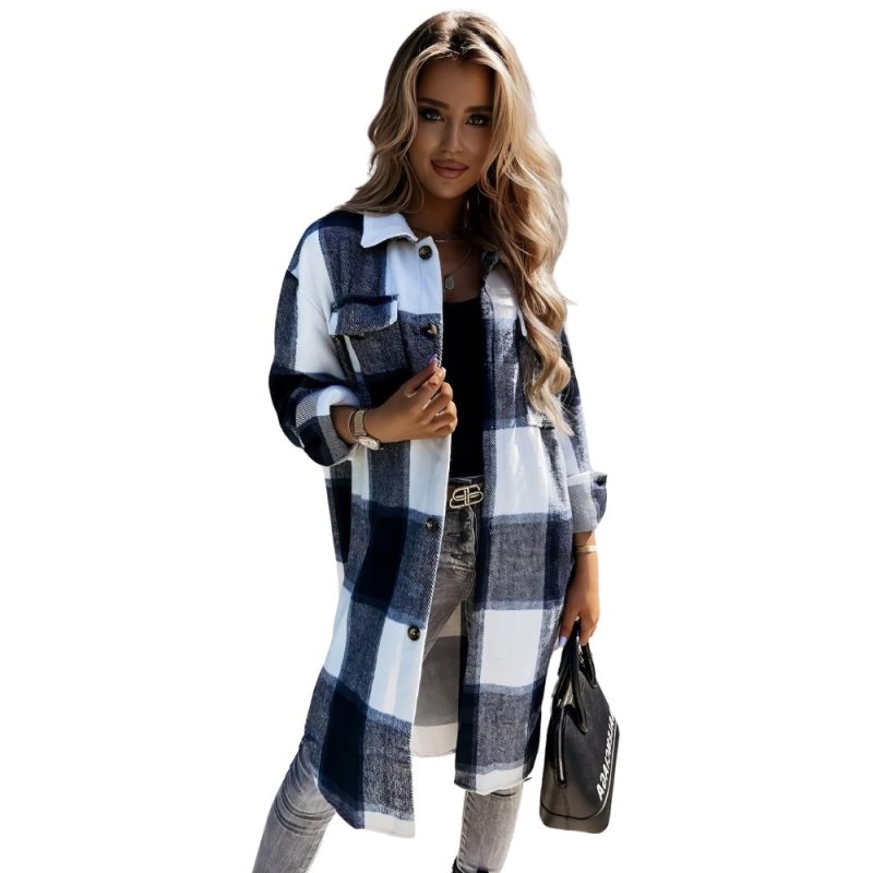 Pardessus écossais long col rabattu bleu et blanc à carreaux porté par une femme, style casual chic