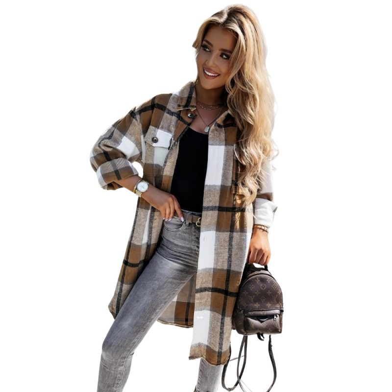Pardessus écossais long col rabattu marron et blanc en tissu à carreaux porté par une femme, style casual chic