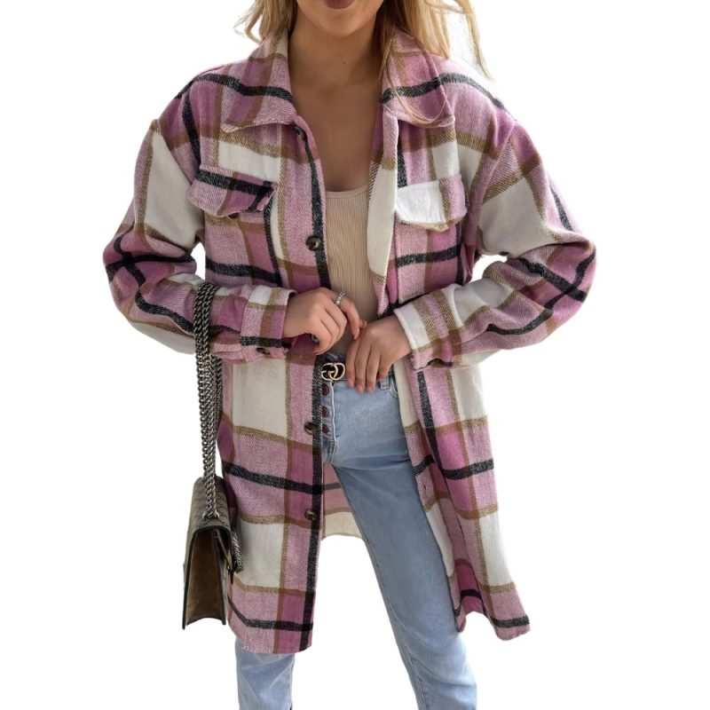 Pardessus long col rabattu en motif écossais tartan rose et blanc porté par une femme, style casual chic avec poches poitrine et fermeture boutonnée