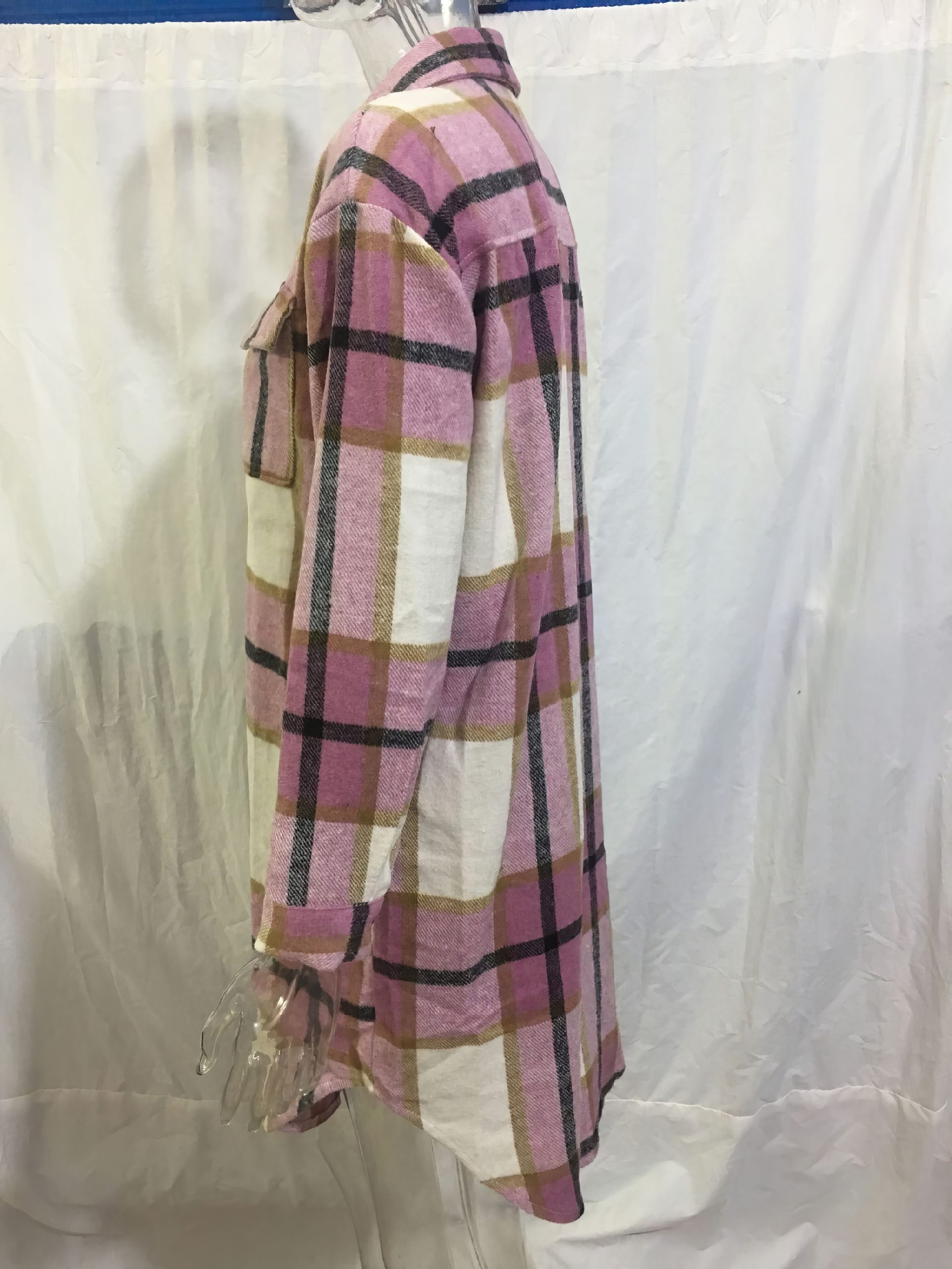Pardessus écossais long col rabattu rose et blanc vue de profil avec motif tartan