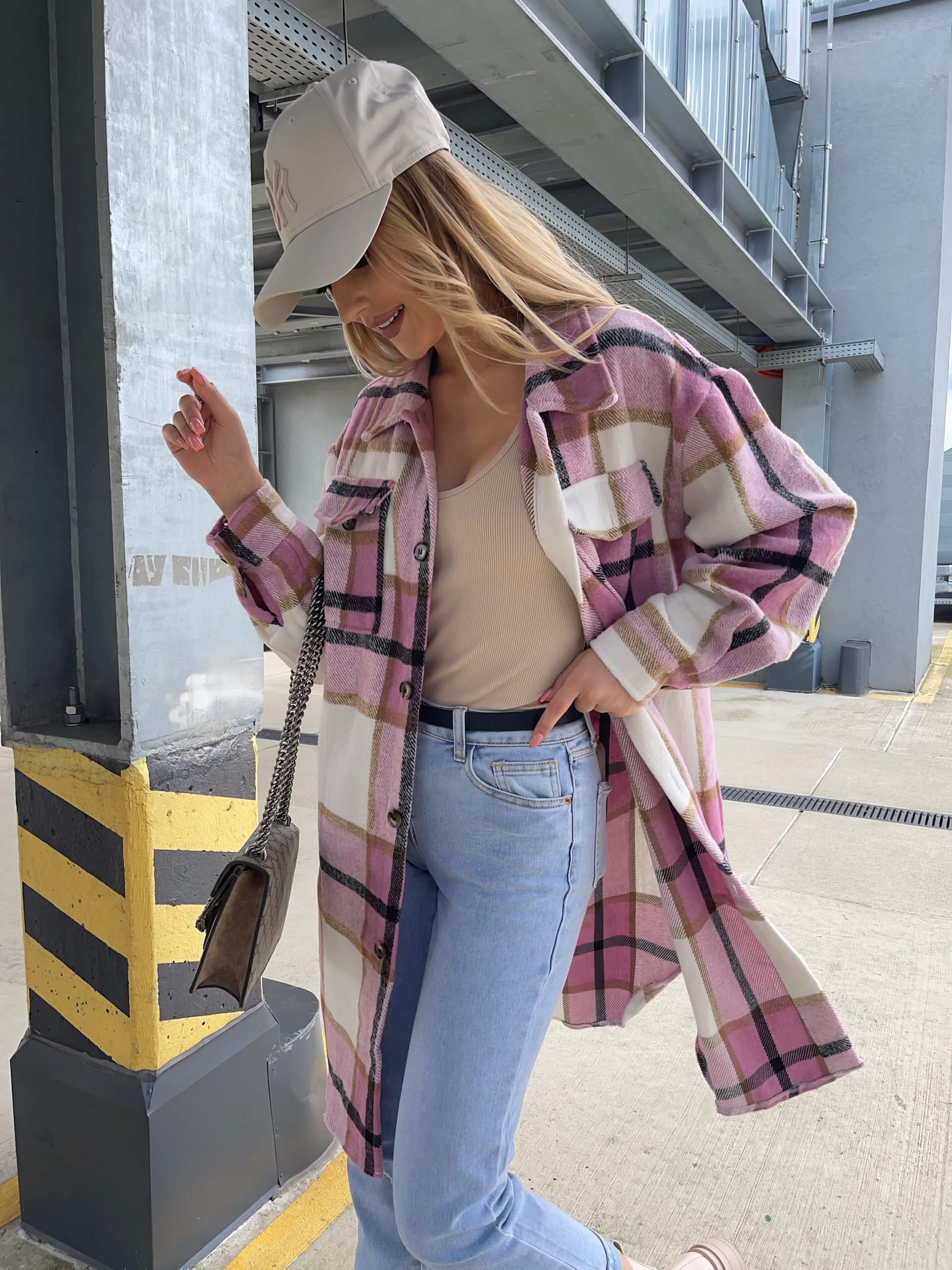 Femme portant un pardessus écossais long col rabattu rose et blanc avec motif tartan, style casual chic urbain