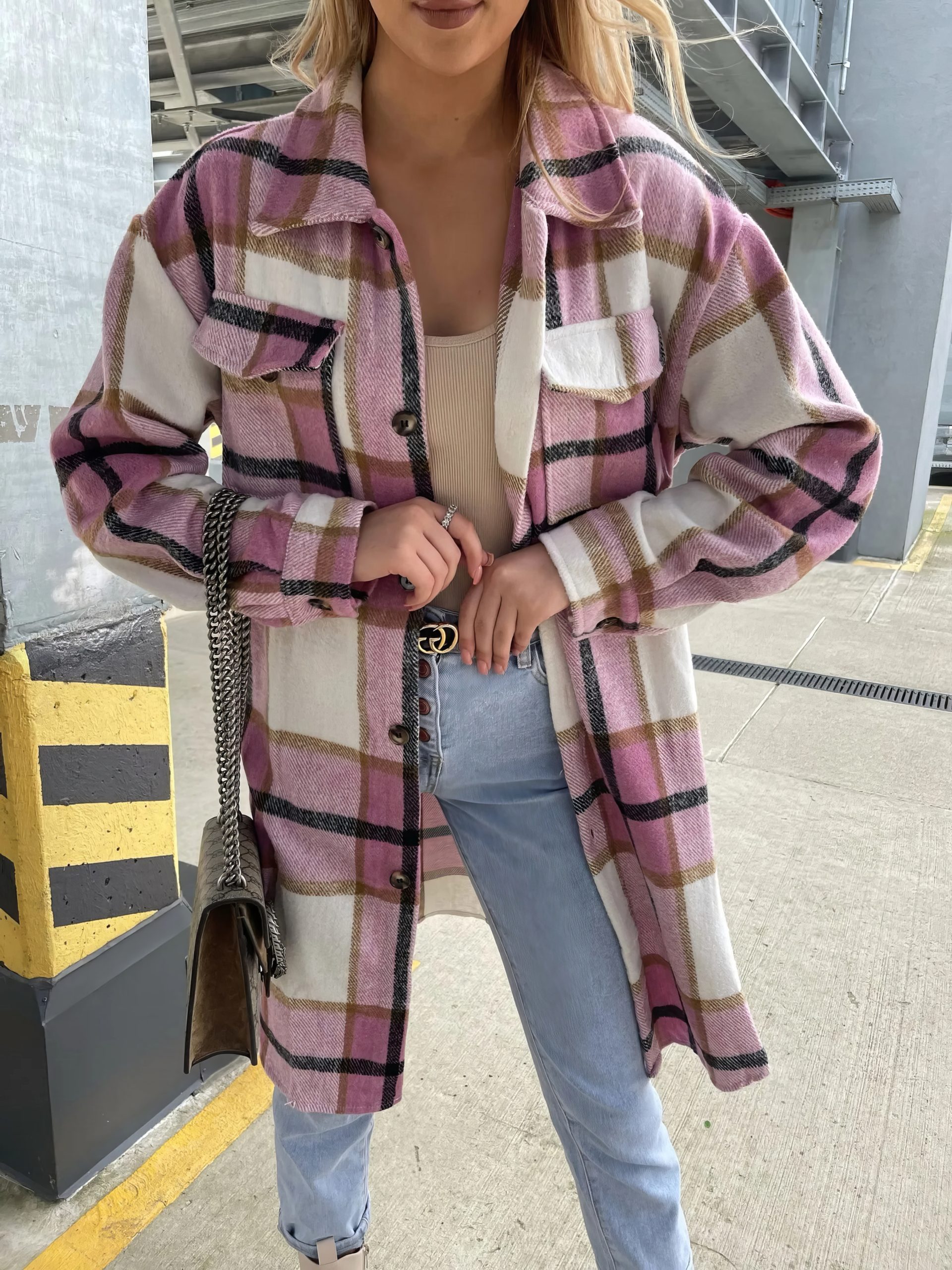 Pardessus long col rabattu rose et blanc à motif écossais tartan en laine, porté ouvert avec poches poitrine à rabat