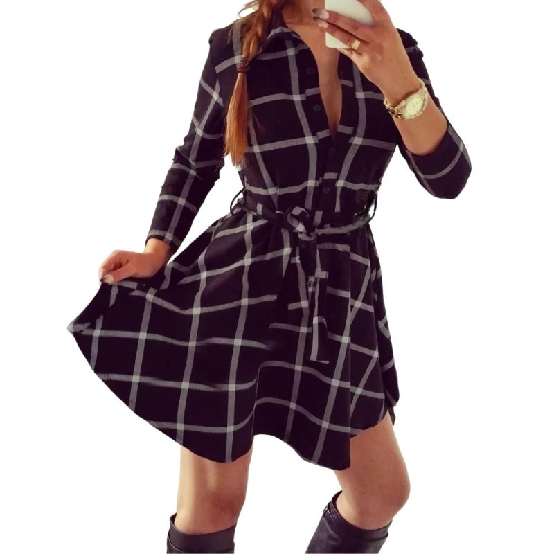 Robe chemise écossaise noire à carreaux blancs manches longues avec ceinture nouée à la taille