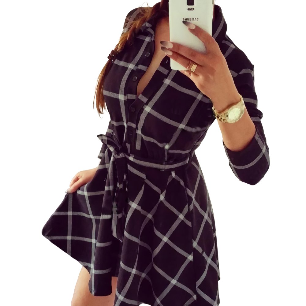 Robe chemise écossaise noire à carreaux blancs manches longues avec ceinture nouée vue de face en plan rapproché