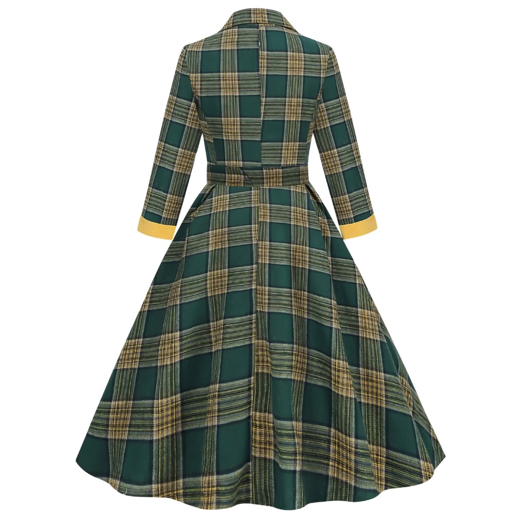 Robe écossaise à carreaux vert et jaune avec ceinture boucle vue de dos, manches longues avec revers jaunes, coupe évasée vintage