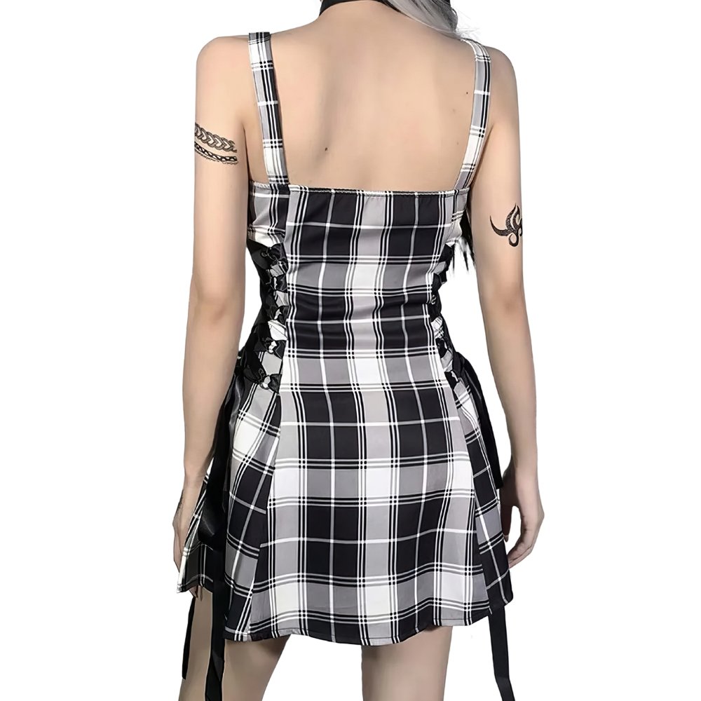 Dos de la robe écossaise gothique avec lacets noir et blanc en motif tartan, vue arrière montrant les bretelles fines et les lacets sur les côtés