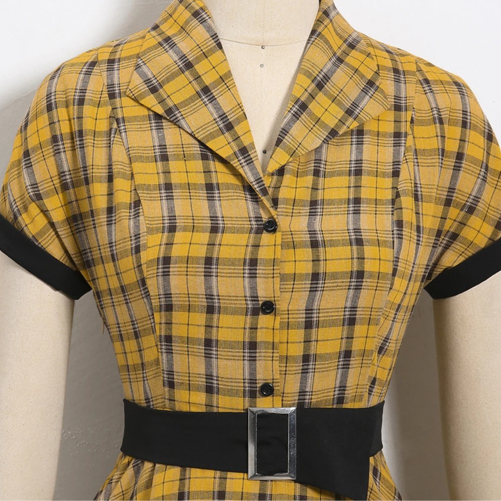 Robe écossaise jaune à carreaux avec ceinture noire et manches courtes, détail col chemise et boutons noirs