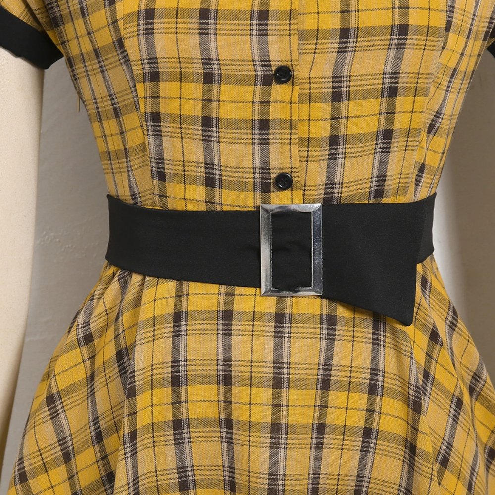 Détail ceinture noire avec boucle argentée sur robe écossaise jaune à carreaux manches courtes