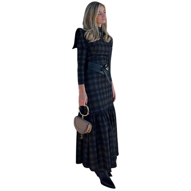 Robe écossaise longue à ceinture taille haute et manches longues en motif tartan bleu et noir, vue de profil avec détail ceinture et jupe évasée