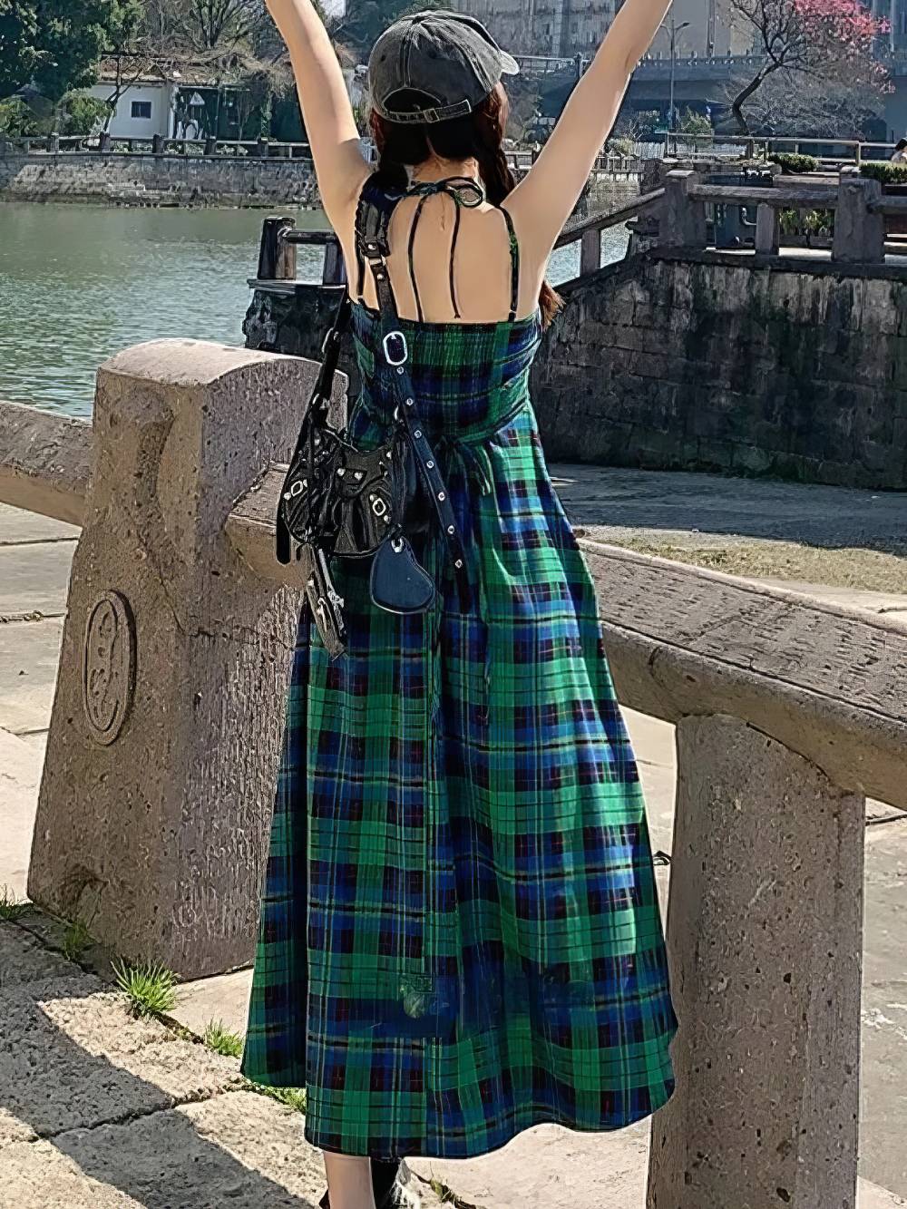 Robe écossaise longue vert et bleu à bretelles fines vue de dos avec motif tartan