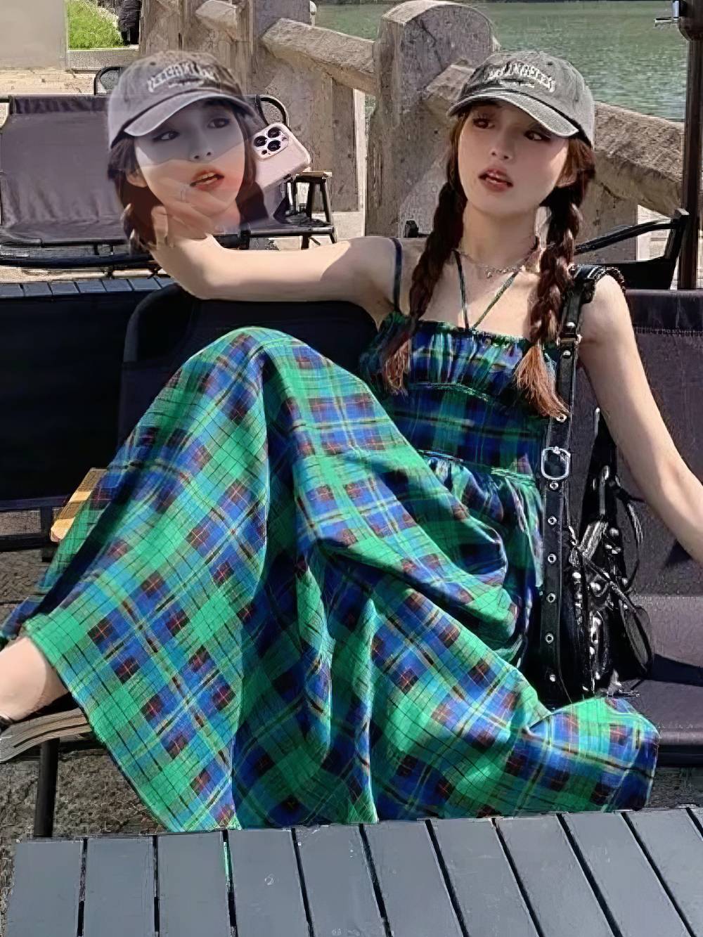 Robe écossaise longue vert et bleu à bretelles fines en motif tartan, vue assise de profil avec détail du tissu plissé