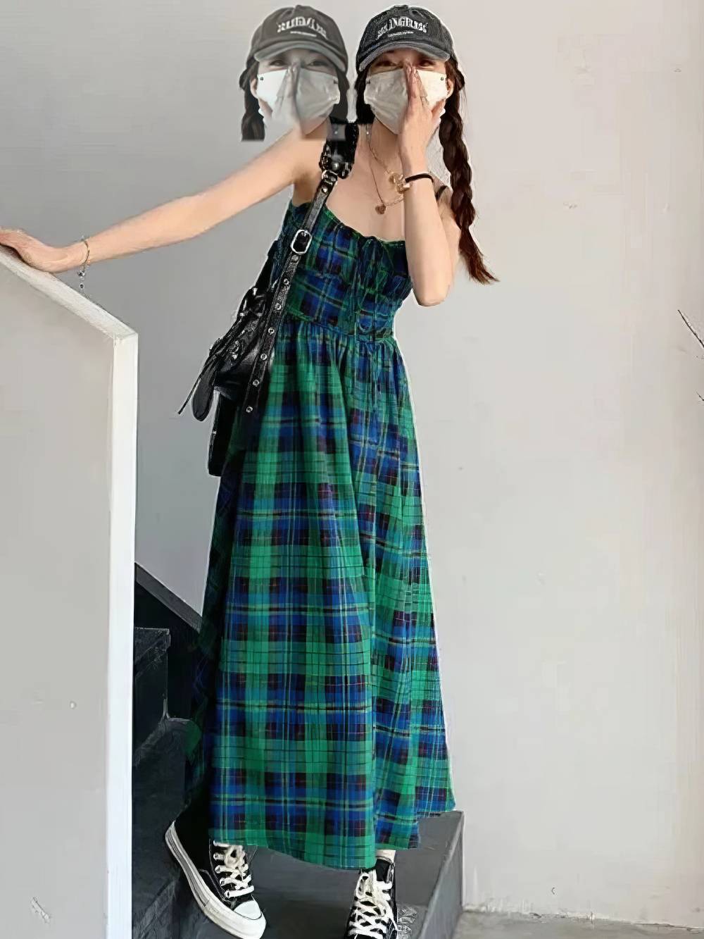 Robe écossaise longue vert et bleu à bretelles fines avec motif tartan, vue de face en pied portée avec casquette et sac noir