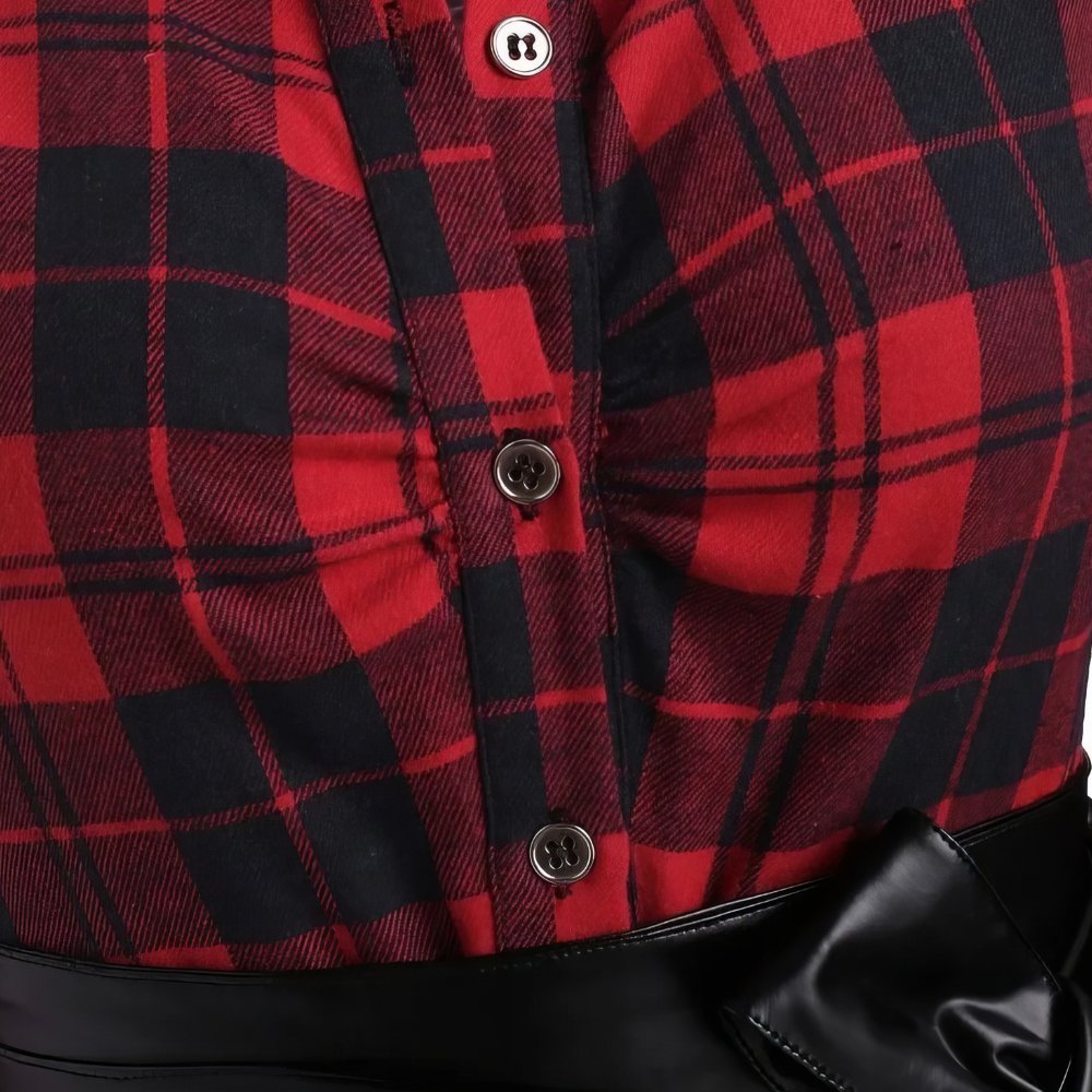 Détail de la robe tartan manches longues rouge et noir avec motif écossais à carreaux et boutons noirs